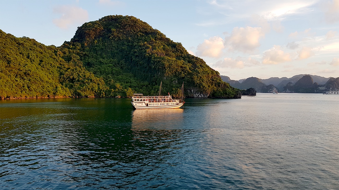 pakkerejse-klassiske-vietnam-halong-bay-bjerge-fra-baaden-cruise