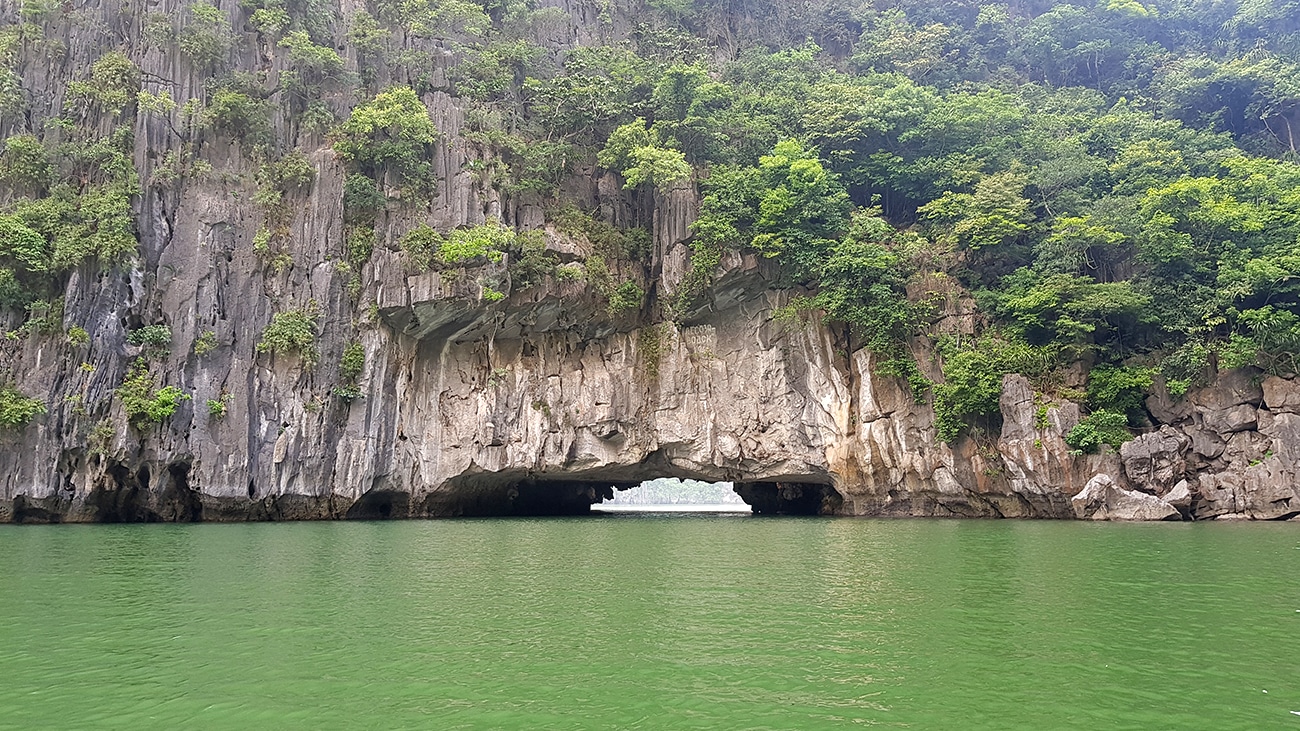 pakkerejse-klassiske-vietnam-halong-bay-bjerge-grotte-sejle