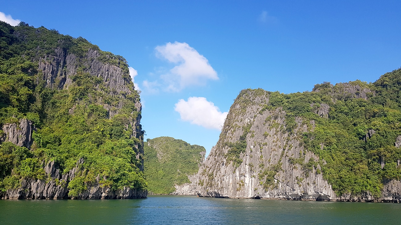 pakkerejse-klassiske-vietnam-halong-bay-bjerge-paa-baaden