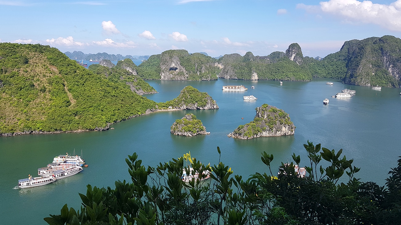 pakkerejse-klassiske-vietnam-halong-bay-udsigt-til-bugten